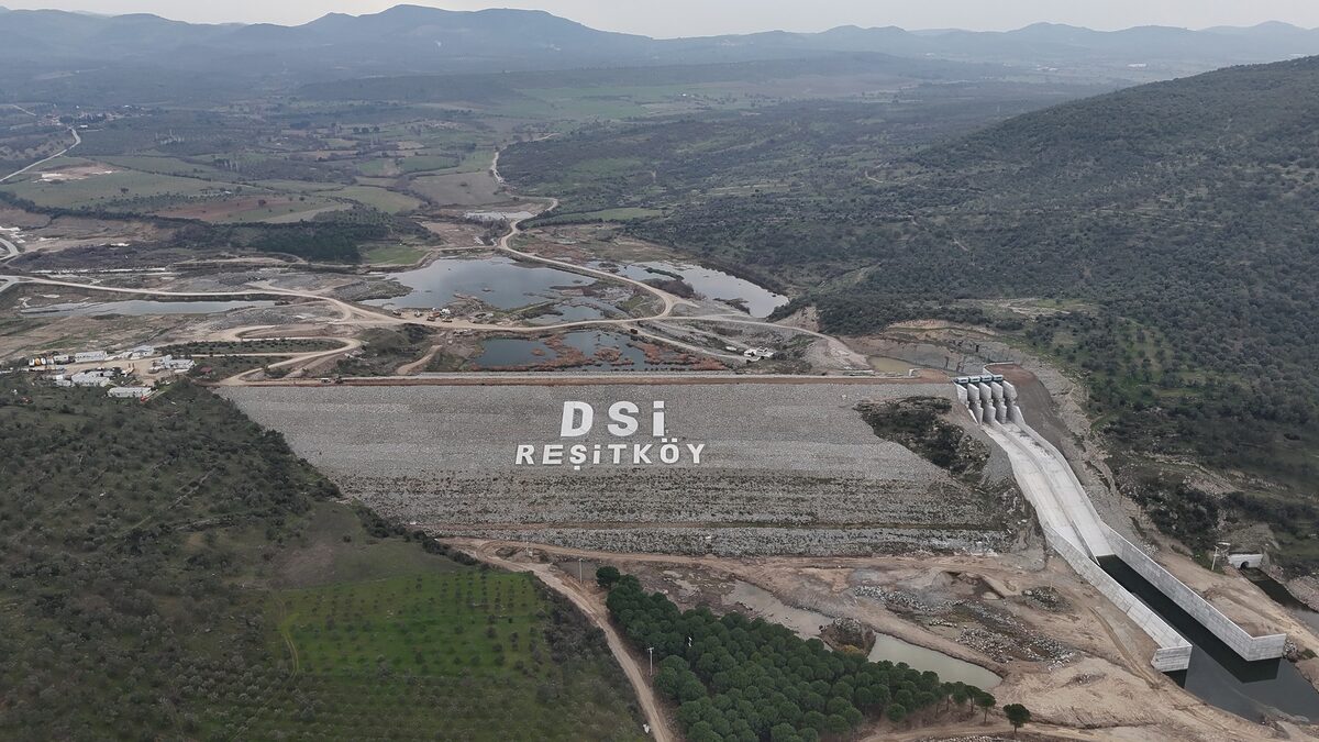 Burhaniye’de yapımı devam eden Reşitköy Barajı, tamamlandığında 93 milyon metreküp