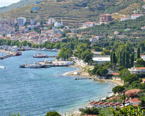 Bandırma, yaz aylarında tatilcilerine huzurlu bir kaçamak sunan ve feribot