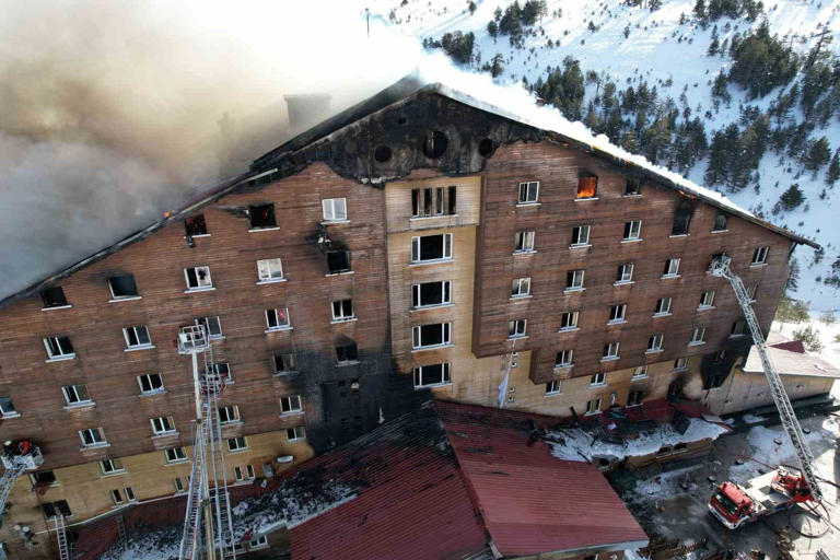 Bolu Kartalkaya Kayak Merkezi'ndeki Grand Kartal Otel’de meydana gelen yangın