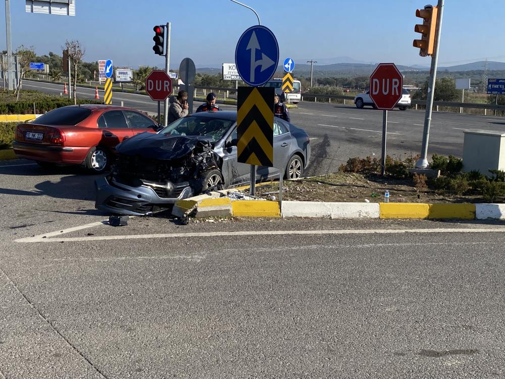 Balıkesir’in Ayvalık ilçesinde meydana gelen trafik kazasında 3 kişi yaralandı.