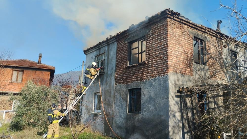 Balıkesir’in Erdek ilçesinde iki katlı müstakil bir evde çıkan yangın