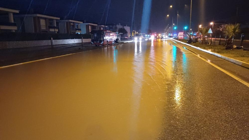 Yağıştan Dolayı Trafiğe Kapanan Edremit-Çanakkale Yolu Açıldı AW369034 01 - Marmara Bölge Gazetesi