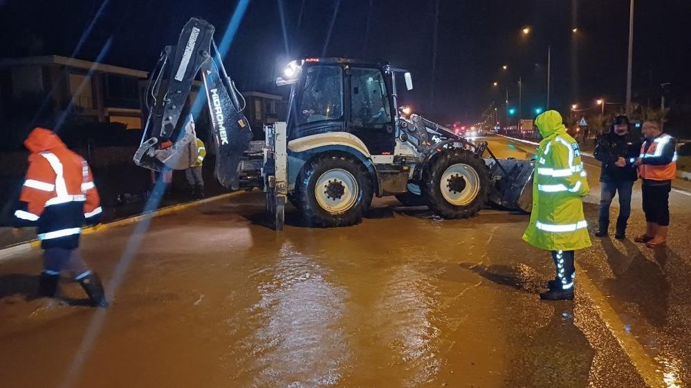 Balıkesir’in Edremit ilçesinde yaşanan sağanak yağış sonrası trafiğe kapanan Edremit-Çanakkale