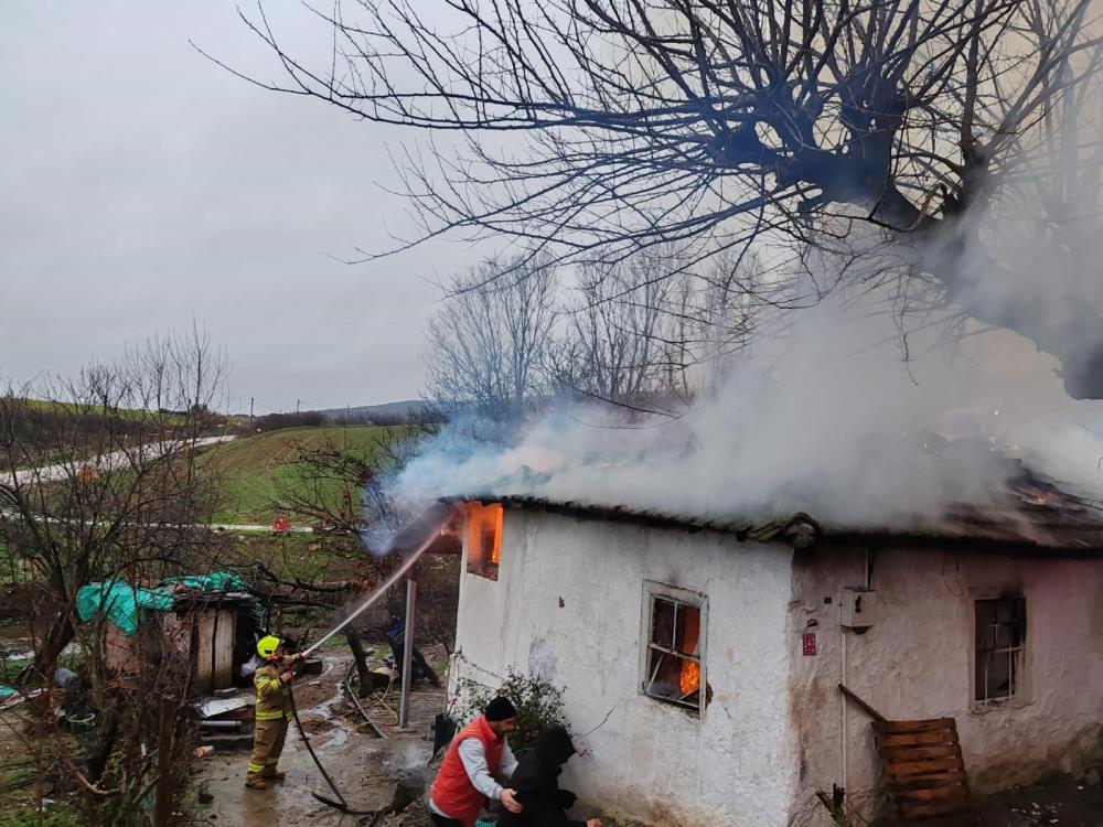 Balıkesir’in Manyas ilçesine bağlı Eskimanyas Mahallesi'nde sabah saatlerinde meydana gelen