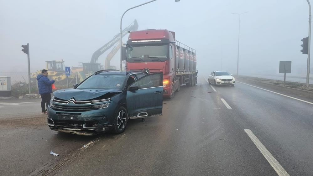 Balıkesir’in Bandırma ilçesinde sabah saatlerinde kaygan yol ve sisli hava