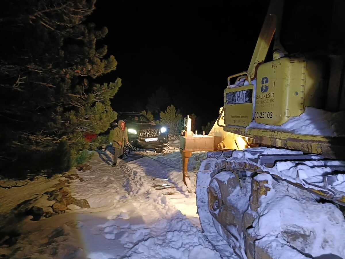 Balıkesir’in Edremit ilçesinde bulunan Kazdağları Milli Parkı'nda araçları kara saplanan