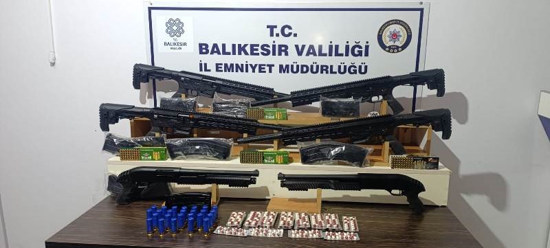 Balıkesir'in Edremit ilçesinde sokakta bir kadını darbeden şahsın evinde çok