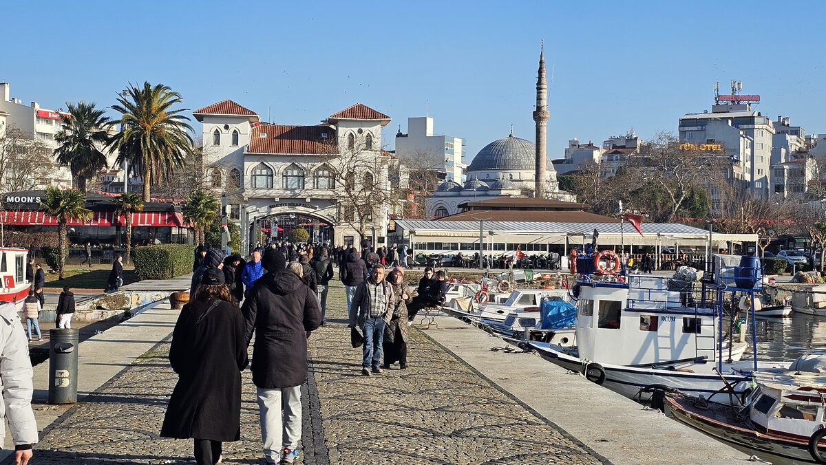 Balıkesir'in Bandırma ilçesinde ocak ayının ortasında etkisini gösteren güneşli hava,