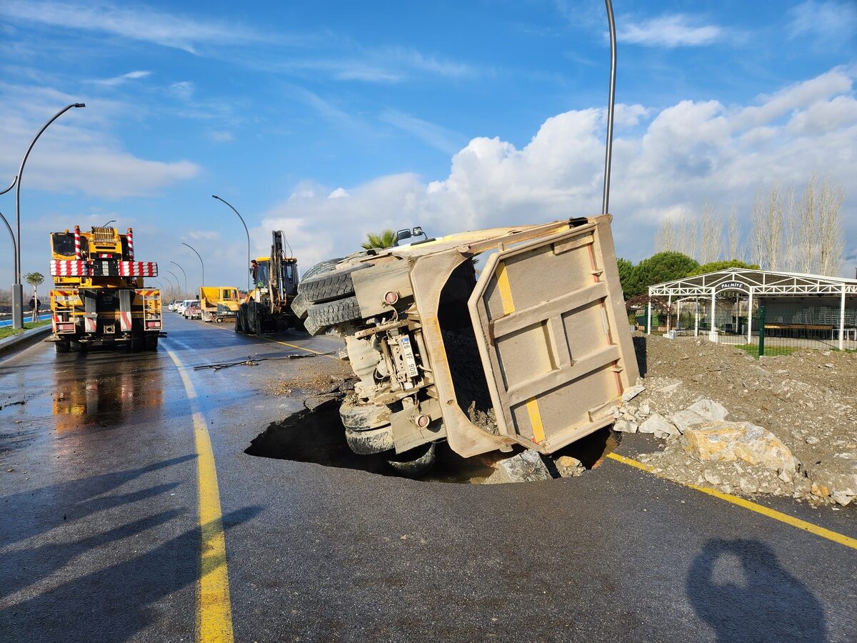 Balıkesir'in Edremit ilçesinde hafriyat kamyonu, deprem sonrasında meydana gelen altyapı