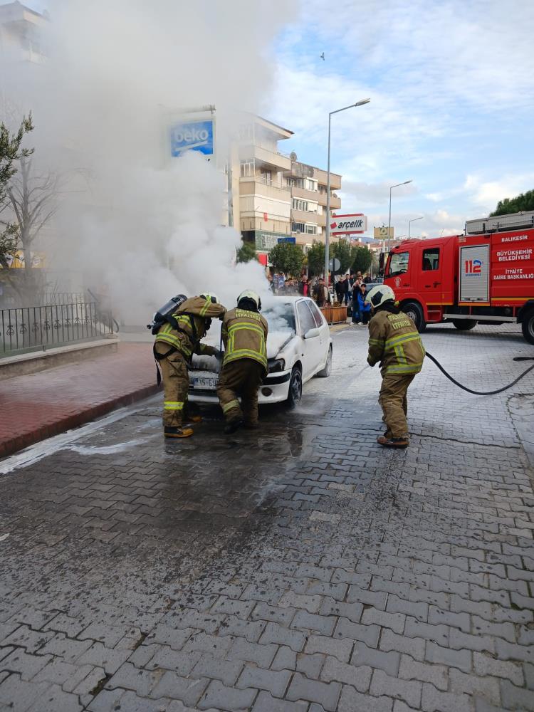 Balıkesir’in Burhaniye ilçesinde, seyir halindeyken peş peşe iki araçta yangın