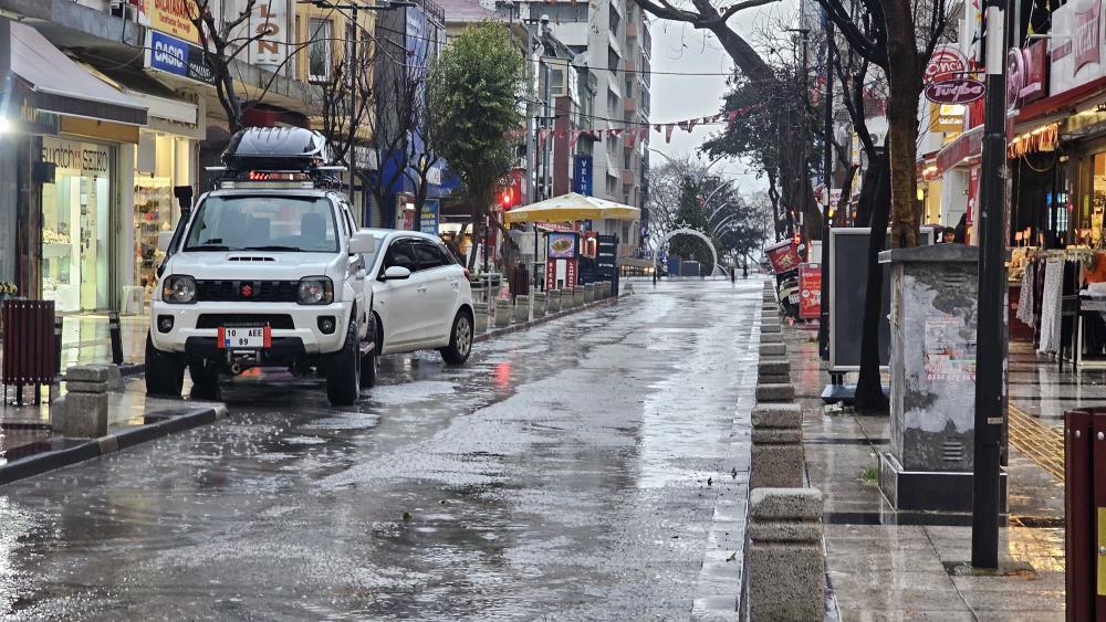 Bandırma ilçesinde sabah saatlerinden itibaren etkili olan yoğun sağanak yağış,