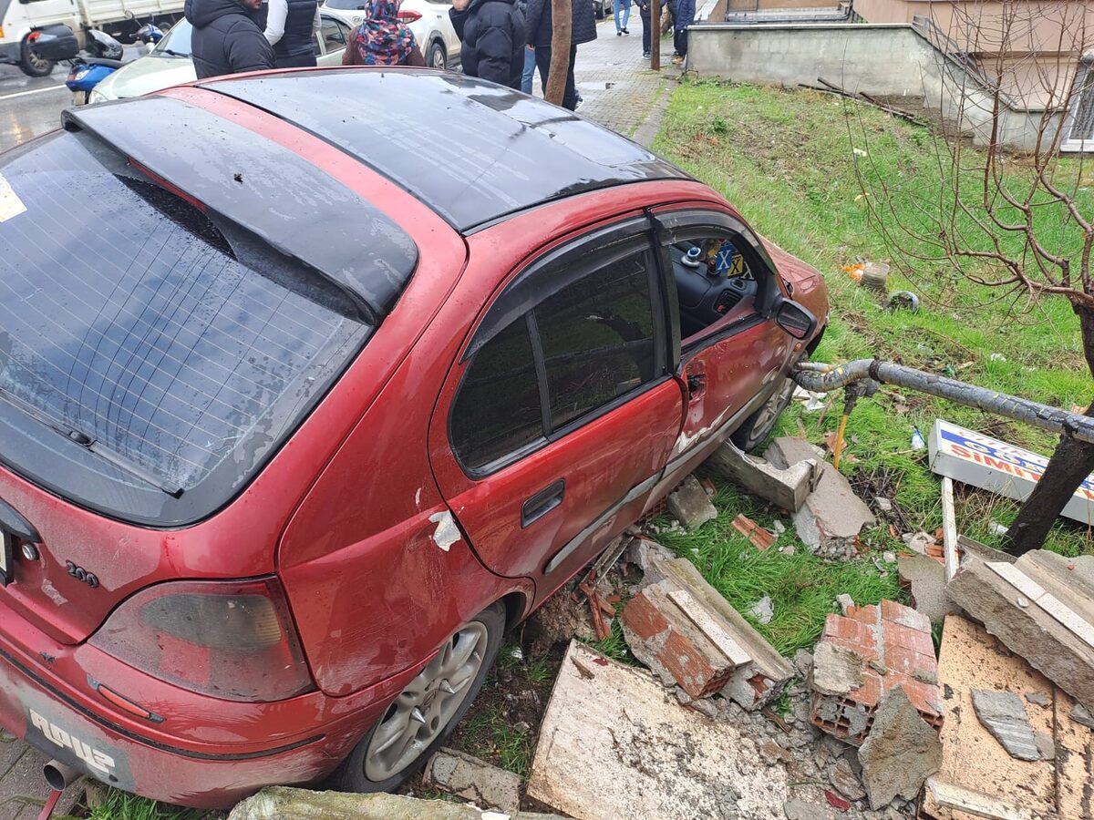 Balıkesir'de yağıştan dolayı kayganlaşan yolda direksiyon hâkimiyetini kaybeden sürücü, kaldırıma