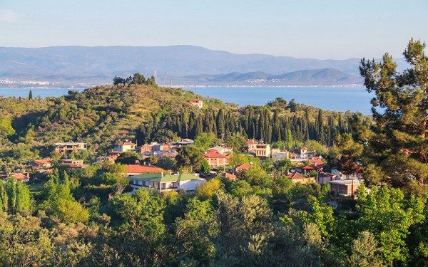 Edremit ilçesinin 17 kilometre doğusunda yer alan Çamlıbel Köyü, şehir