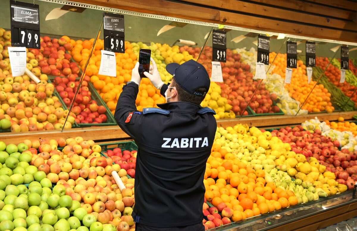 Erdek Belediyesi Zabıta Müdürlüğü ekipleri, zincir marketlere yönelik kapsamlı denetimlerini