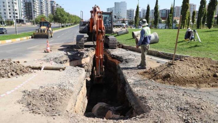 Edremit Belediye Başkanı Mehmet Ertaş, Altınkum Mahallesi Sahil Caddesi’nde yağmur