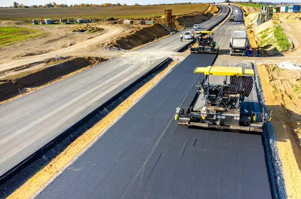 Edremit Belediyesi, kent genelinde yol yapım ve düzenleme çalışmalarına hız