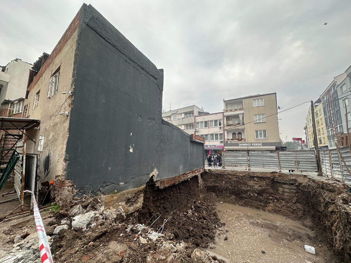 Balıkesir’in en işlek caddelerinden biri olan Atalar Caddesi’nde yeni bina