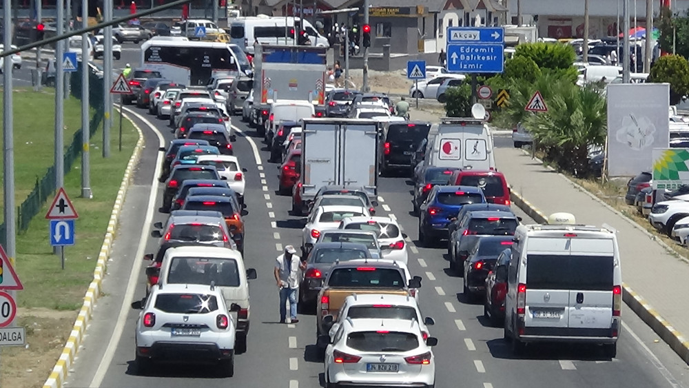 Edremit’te artan trafik yoğunluğu, özellikle yaz aylarında ilçeye gelen turist