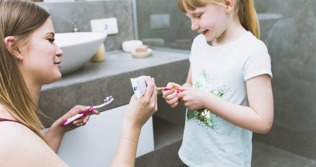 mother squeezing paste toothbrush daughter scaled - Marmara Bölge: Balıkesir Son Dakika Haberleri ile Hava Durumu