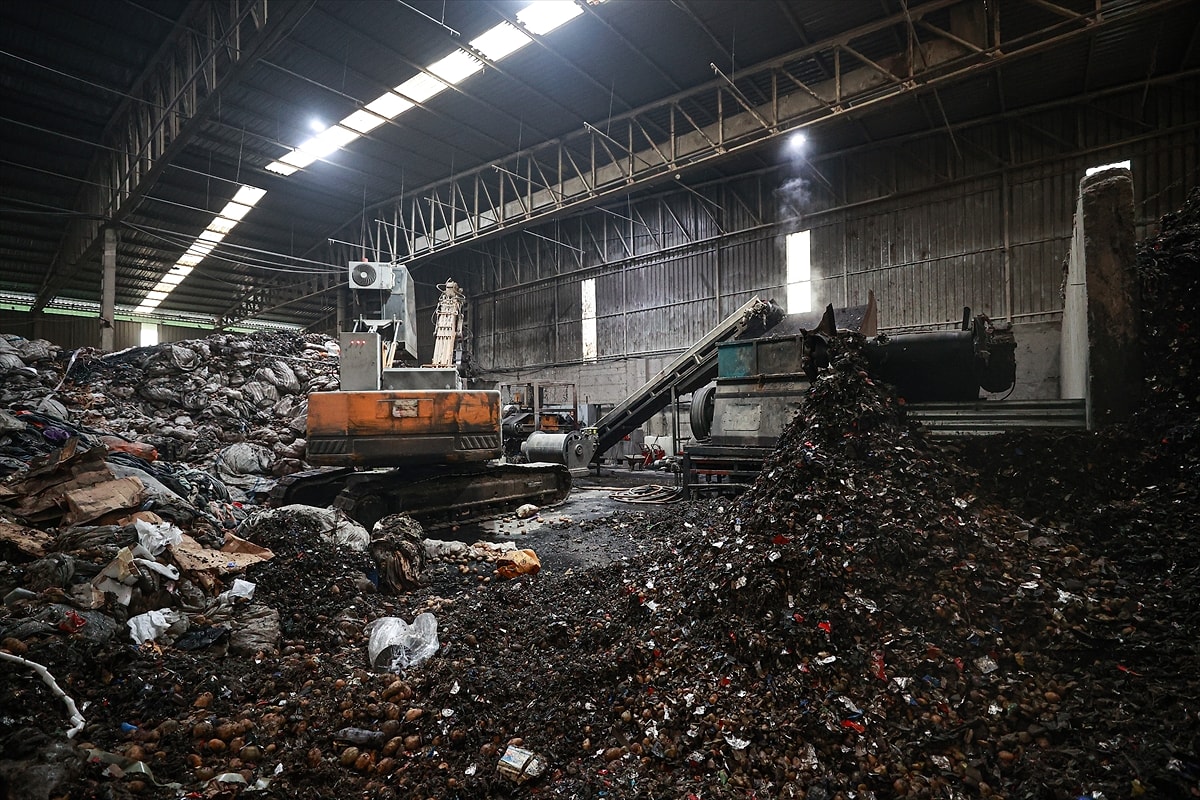 Bitki hastalığı tespit edilen 2.500 ton patates Mersin’de imha ediliyor.