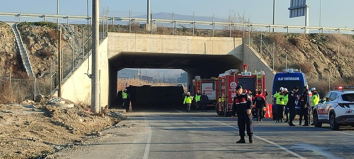 Denizli’nin Pamukkale ilçesinde işçileri taşıyan midibüs köprü altından geçerken devrildi.