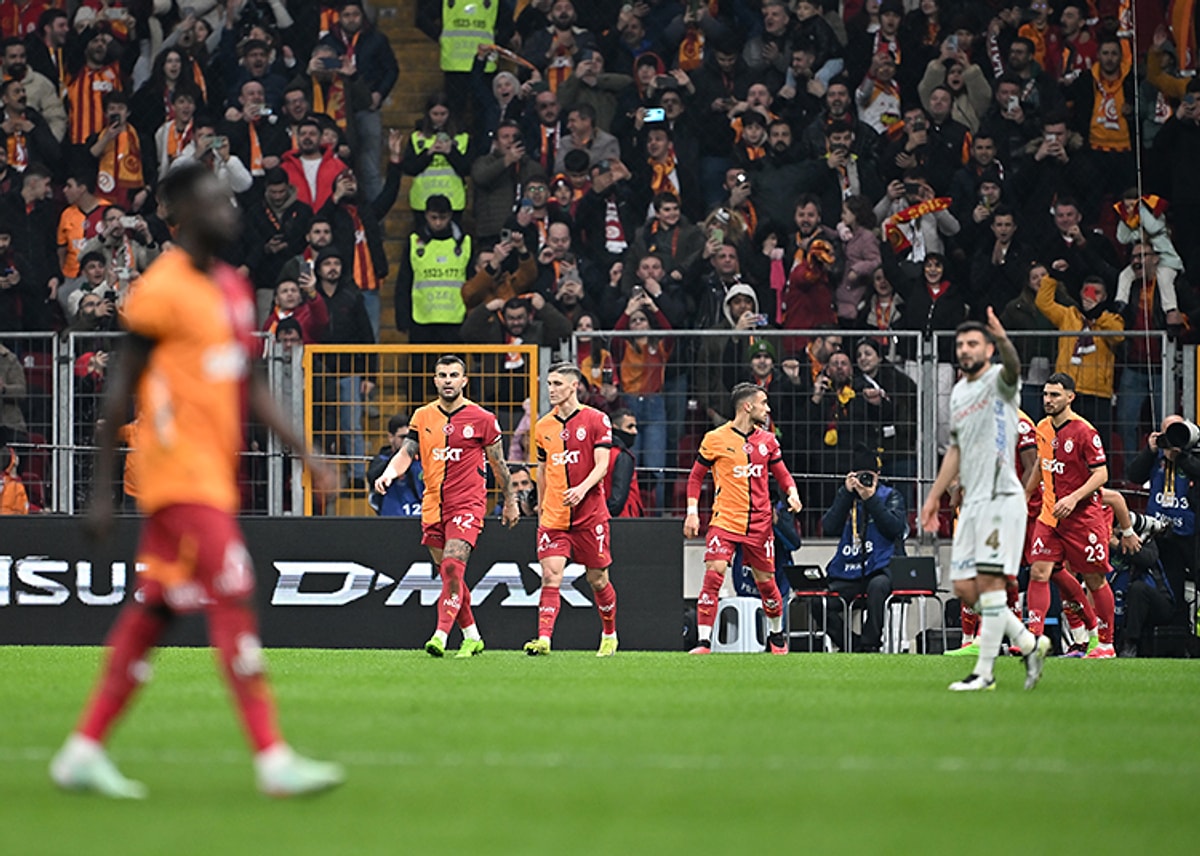 Galatasaray'ın Konyaspor'u 1-0 mağlup ettiği karşılaşmada Lucas Torreira'nın ikinci sarı