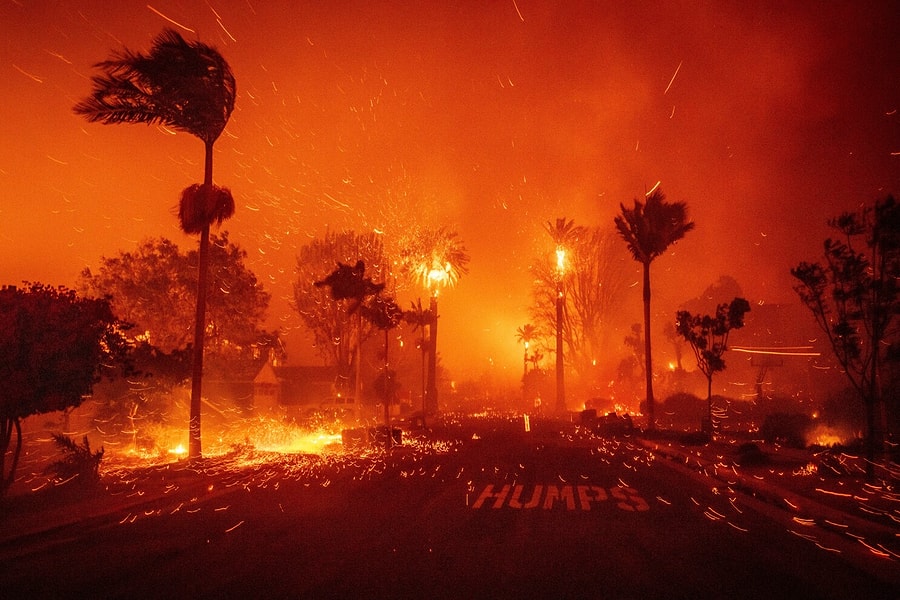 Los Angeles yakınlarındaki Pacific Palisades bölgesinde başlayan büyük yangın, yerleşim