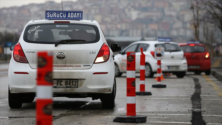 Ehliyet kurslarına başvurmak isteyen adaylar, 2024 yılı itibariyle yaşanan fiyat