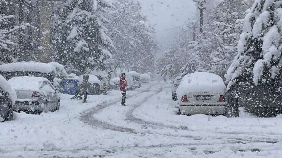 İstanbul’da beklenen kar yağışı etkisini göstermeye başladı. İBB Başkanı Ekrem