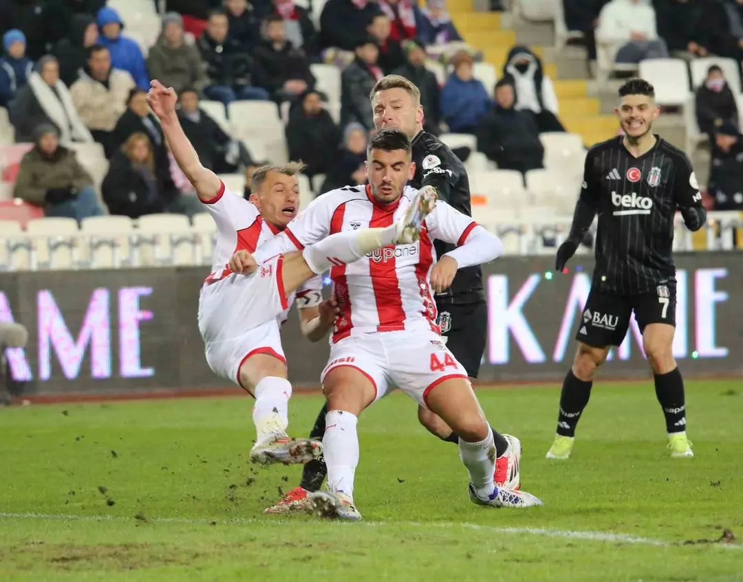 Sivasspor-Beşiktaş maçında büyük korku! Takım arkadaşıyla çarpışan Ziya Erdal, baş