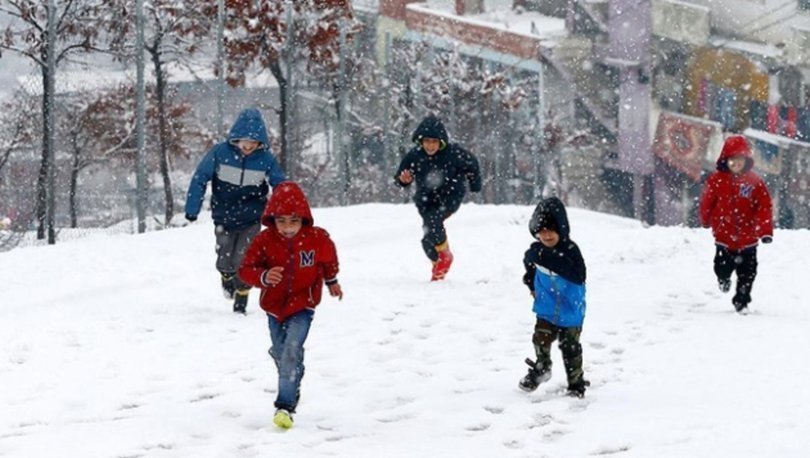 Balıkesir’in Dursunbey ilçesinde etkili olan kar yağışı nedeniyle taşımalı eğitime