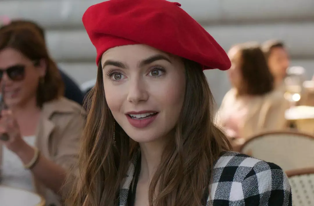 Emily in Paris dizisiyle gündemde olan Lily Collins ile yönetmen