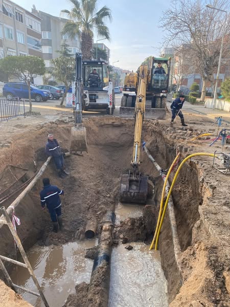 Gönen Belediyesi’ne bağlı ekipler, ilçedeki jeotermal hattında yaşanan boru sorunu