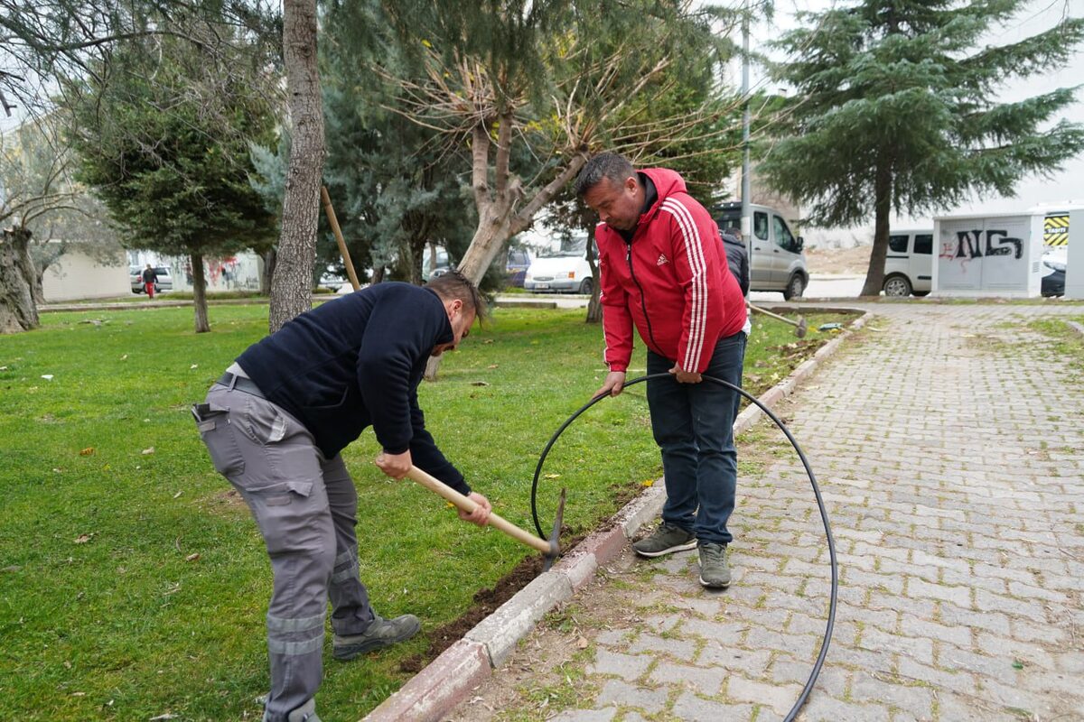 Edremit Belediyesi ekipleri, vatandaşların gün içerisinde sıklıkla vakit geçirdiği parklarında