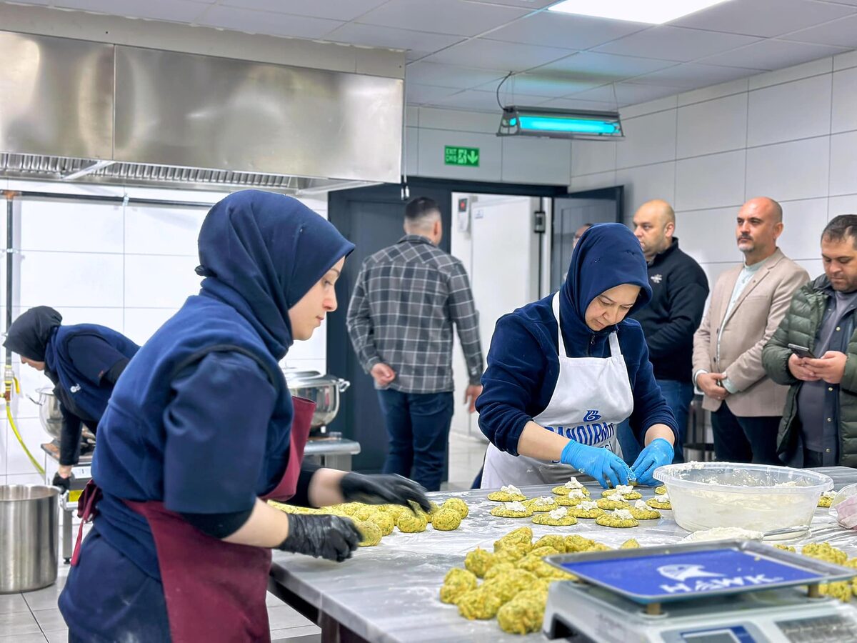 Bandırma Belediyesi, ihtiyaç sahibi vatandaşlara sıcak yemek, üniversite öğrencilerine ücretsiz