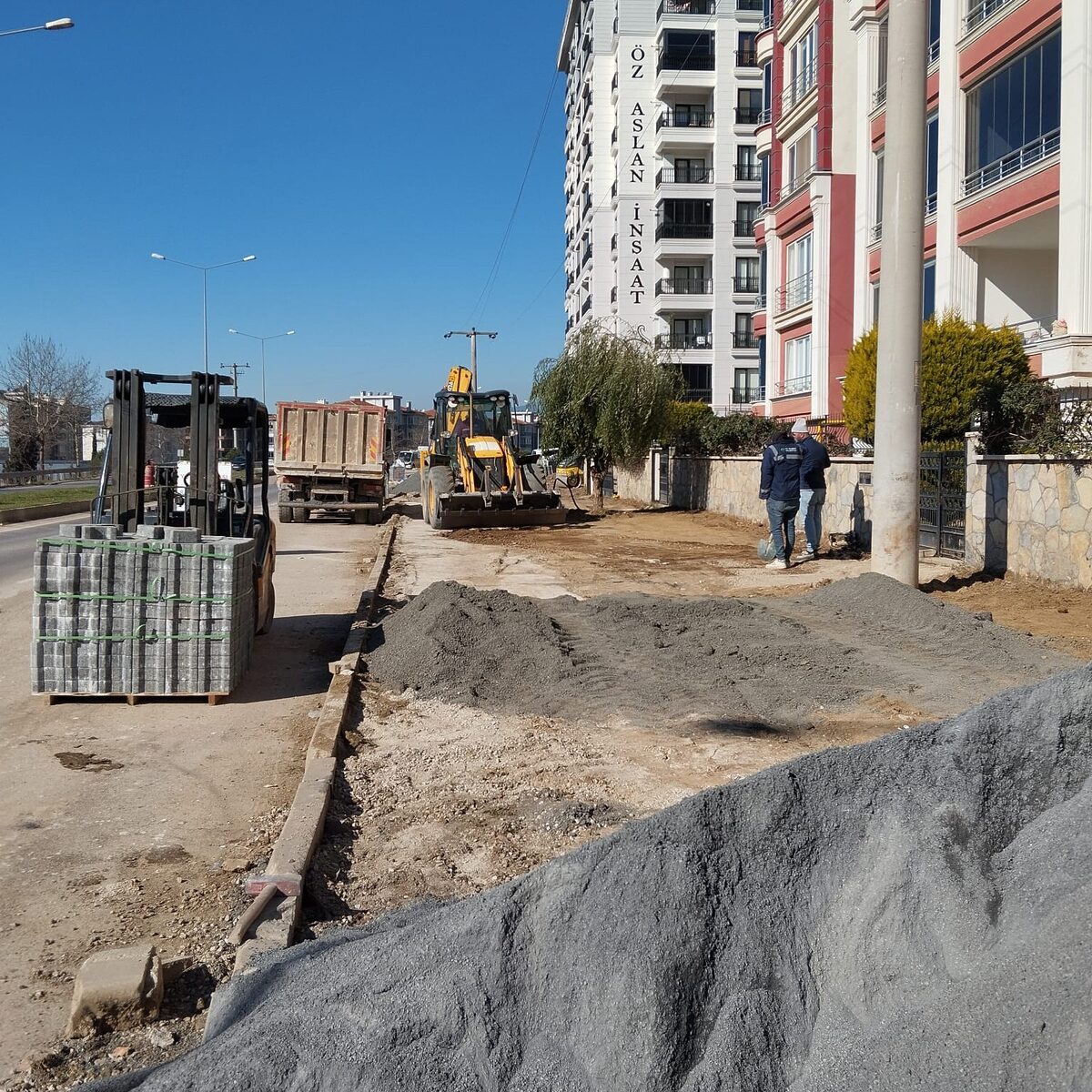 Edremit Belediyesi, Atatürk Mahallesi Kalkım Caddesi’nde başlattığı kaldırım yenileme çalışmalarıyla