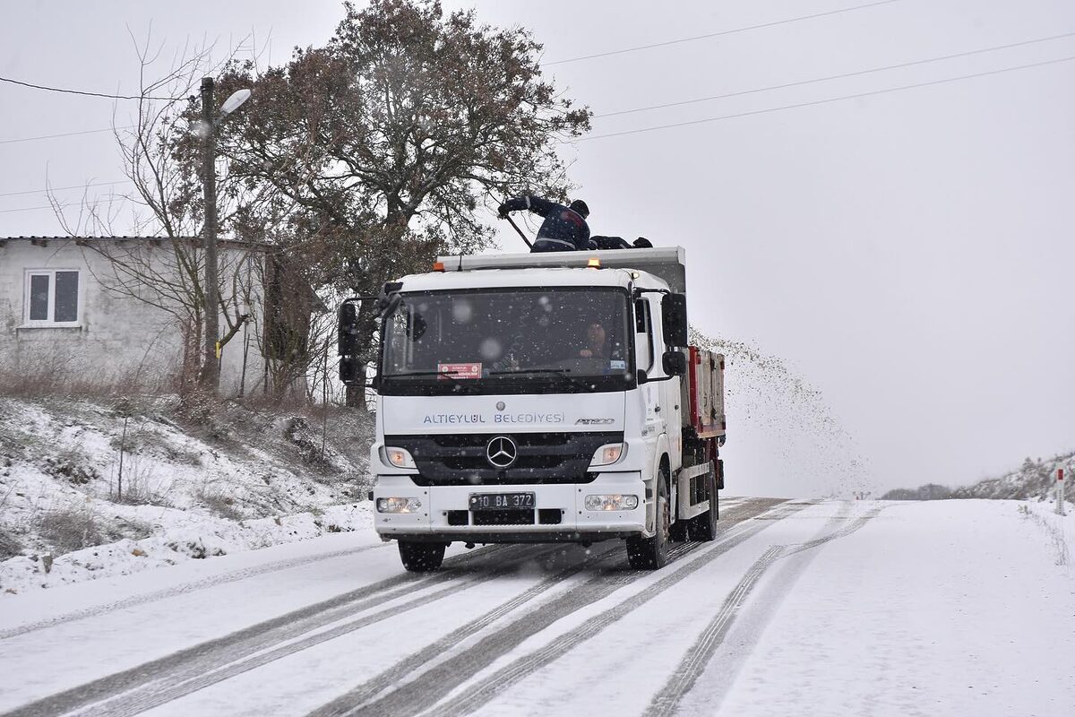 Altıeylül Belediyesi ekipleri, ilçenin yüksek kesimlerinde ve kırsal mahallelerinde etkili