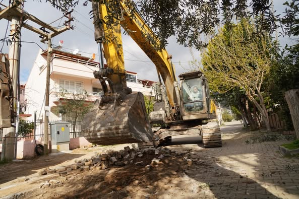 Edremit Belediyesi, Altınoluk’ta yol yapım ve düzenleme çalışmalarını sürdürüyor. Başkan