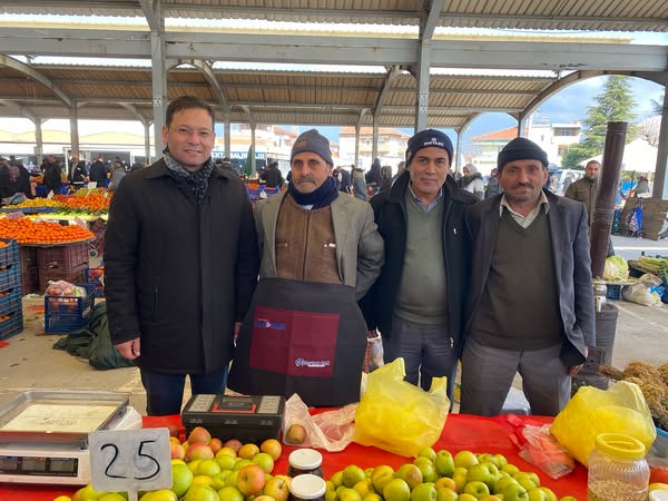 Sındırgı Belediye Başkanı Serkan Sak, Kapalı Pazar Yeri’nde esnaflarla bir