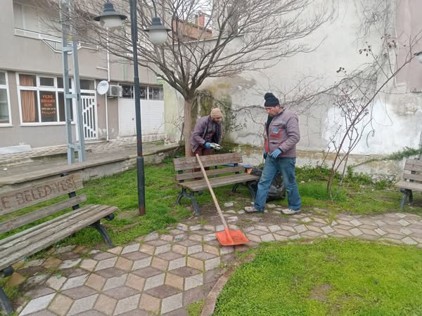 Bigadiç Belediyesi, park ve yeşil alanlarda temizlik çalışmalarını sürdürüyor. Belediye