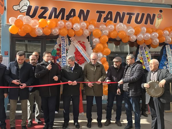 Sındırgı Belediye Başkanı Serkan Sak, ilçede yeni açılan Uzman Tantuni'nin