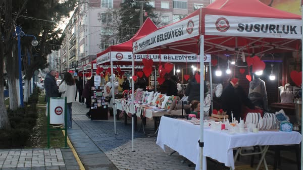 Susurluk Gelişim Atölyesi kadınlarının el emeği göz nuru ürünleri, 12-16