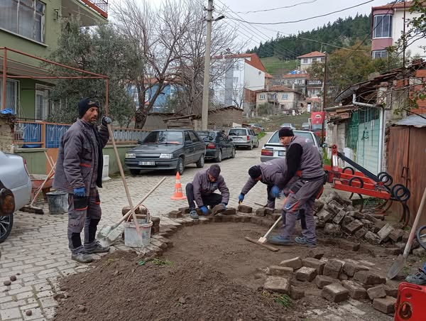 Bigadiç Belediye Başkanı Mustafa Göksel, ilçe merkezinde yürütülen parke döşeme