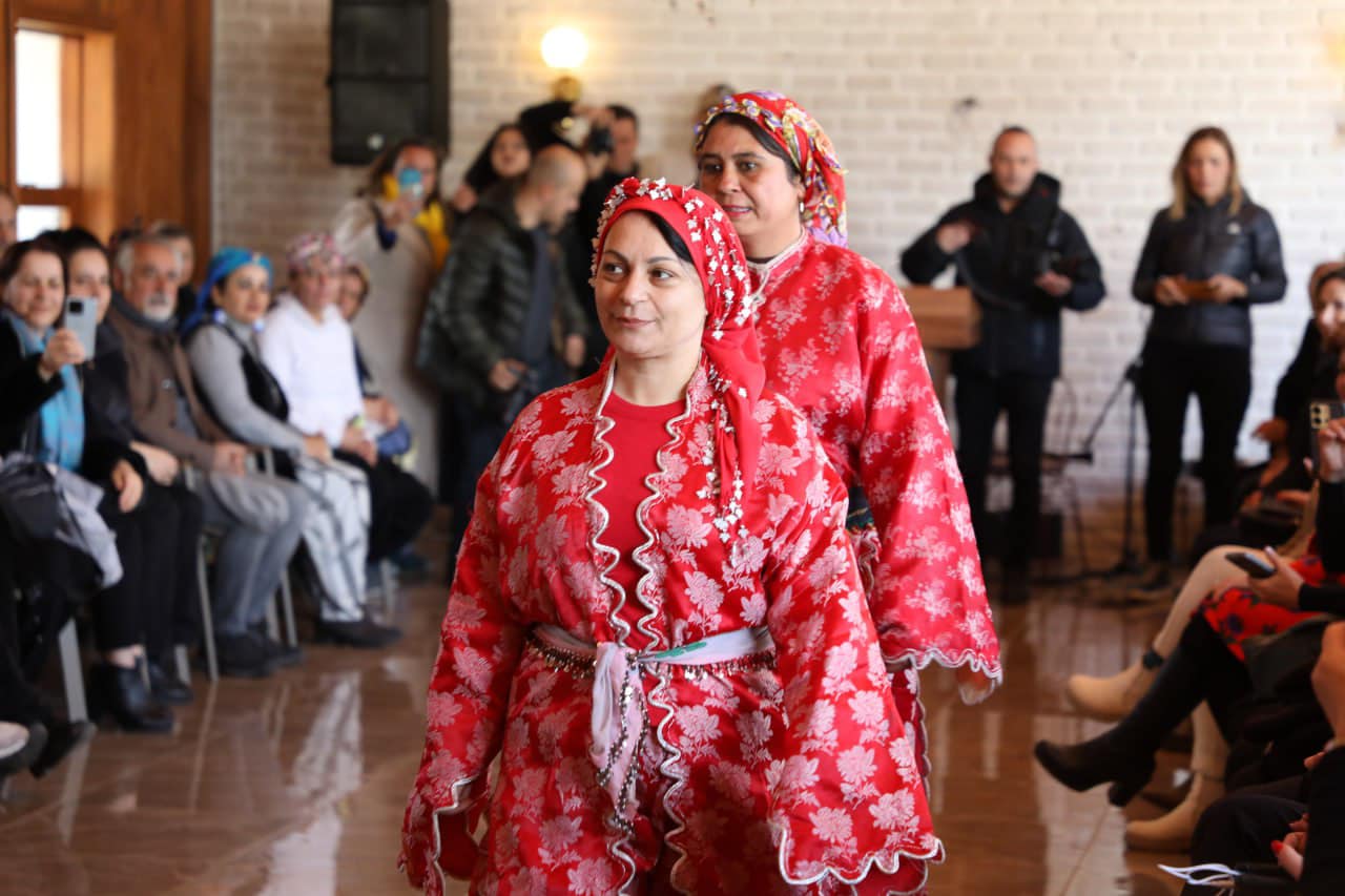 Edremit’te düzenlenen Meci Şenliği’nde gerçekleştirilen yöresel defile, Yörük ve Türkmen