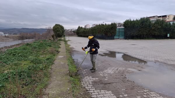 Susurluk Belediyesi, ilçenin dört bir yanında yeşil alan çalışmalarını sürdürüyor.