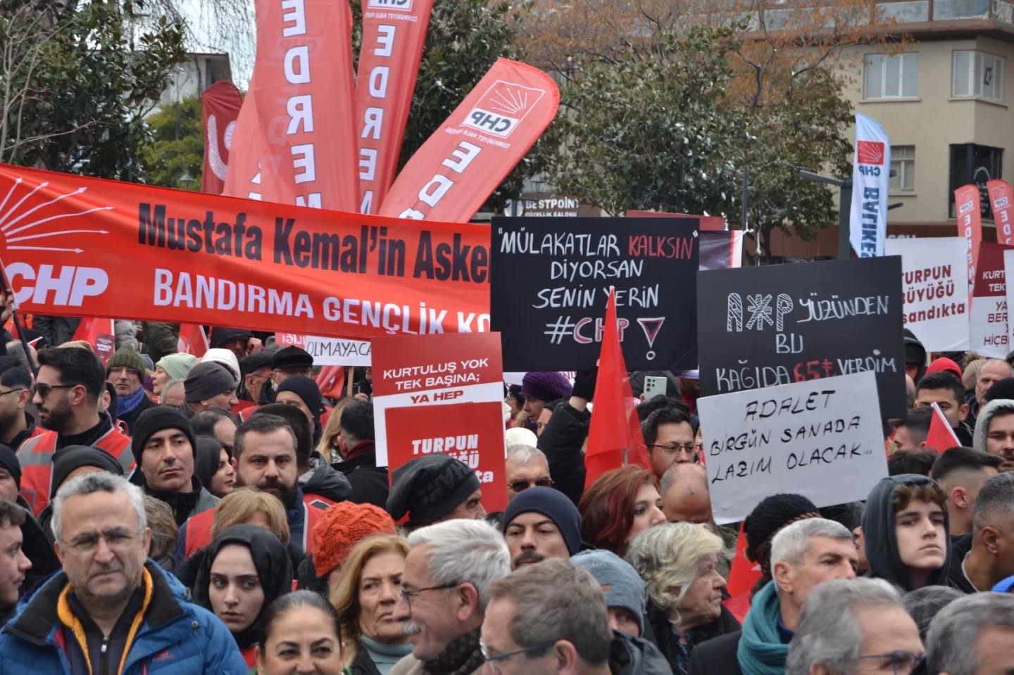 CHP Balıkesir İl Başkanlığı'nın çağrısıyla düzenlenen Özgürlük ve Demokrasi Yürüyüşü'nde,