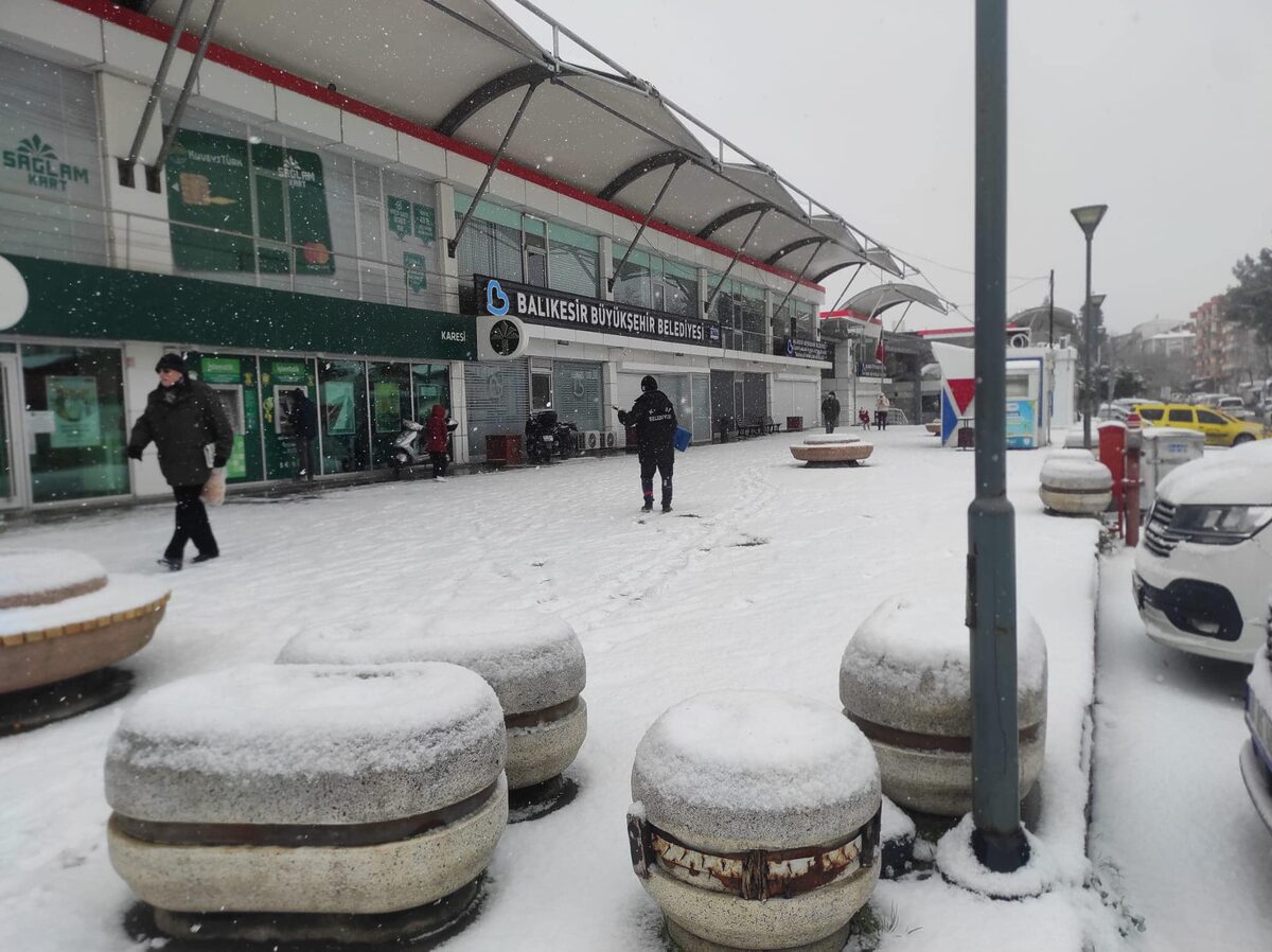 Balıkesir Karesi Belediyesi, yoğun kar yağışı sonrası ilçenin dört bir