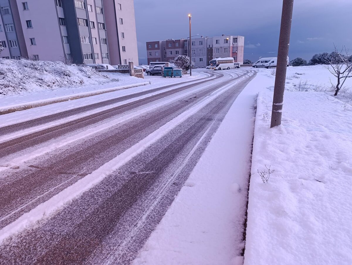 Balıkesir Bandırma'da soğuk havanın etkisiyle oluşan buzlanmaya karşı belediye ekipleri