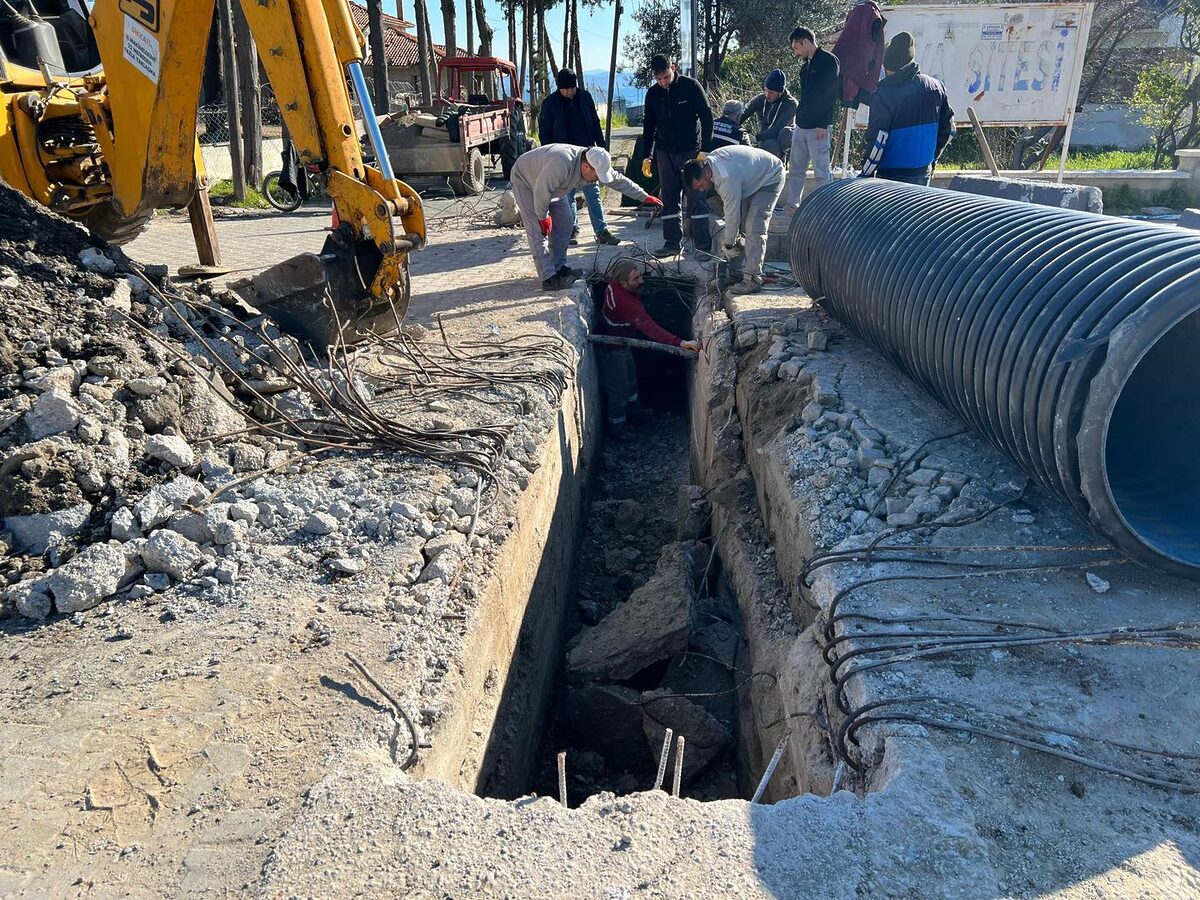 Edremit Cumhuriyet Mahallesi, Muzaffer Akpınar Caddesi'nde yağmur suyu hattında meydana