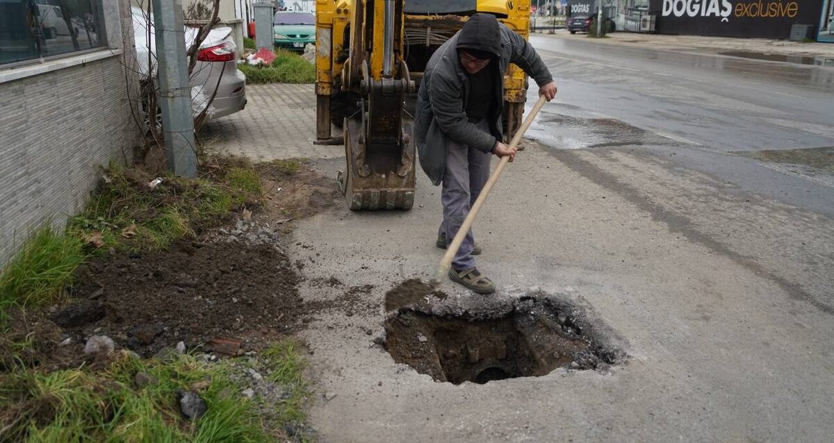 Edremit'te yağışlı havalarda su baskını riskini azaltmak için menfez ve